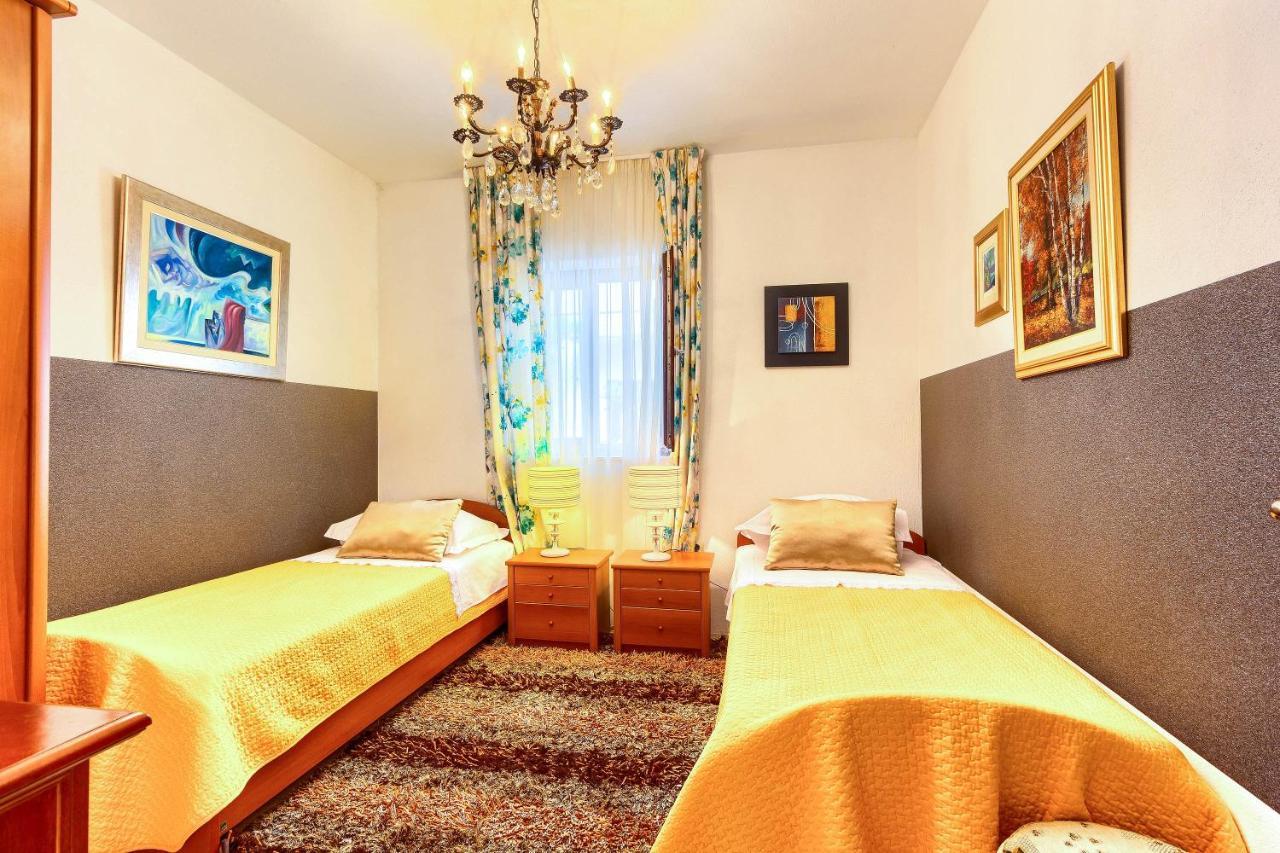 Family Friendly Seaside Apartments Rogoznica - 2010 Kültér fotó