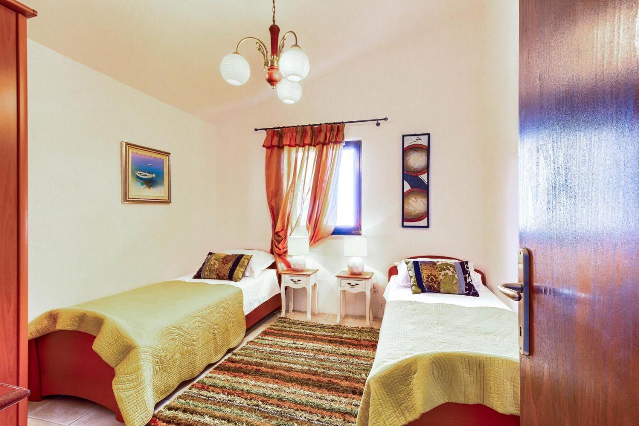 Family Friendly Seaside Apartments Rogoznica - 2010 Kültér fotó